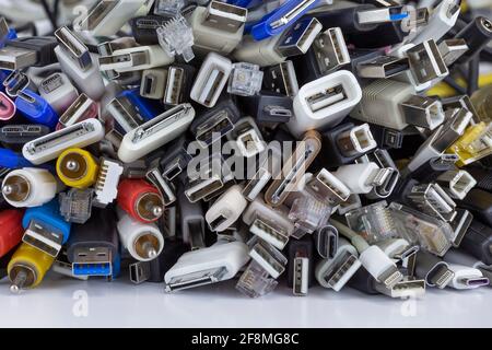 Heap eine Menge von USB-Kabel (Universal Serial Bus) Steckverbinder Stecker universellen Standard für Computer verschiedene Arten von Kabeln und Ports Peripheriegeräte. Makro Stockfoto
