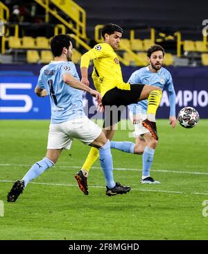 Dortmund, Deutschland. April 2021. Mahmoud Dahoud (C) aus Dortmund steht mit Ilkay Guendogan (L) aus Manchester City während eines UEFA Champions League-Viertelfinalmatches zwischen Borussia Dortmund und Manchester City am 14. April 2021 in Dortmund auf dem Spiel. Quelle: Joachim Bywaletz/Xinhua/Alamy Live News Stockfoto