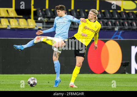 Dortmund, Deutschland. April 2021. John Stones (L) aus Manchester City siedet mit Erling Haaland aus Dortmund während eines UEFA Champions League-Viertelfinalspieles in der zweiten Etappe zwischen Borussia Dortmund und Manchester City am 14. April 2021 in Dortmund. Quelle: Joachim Bywaletz/Xinhua/Alamy Live News Stockfoto