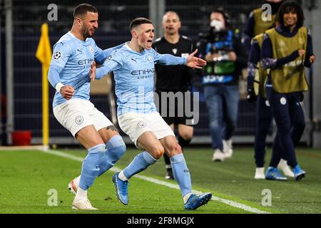 Dortmund, Deutschland. April 2021. Phil Foden (R) von Manchester City feiert am 14. April 2021 im Rahmen eines UEFA Champions League-Viertelfinalmatches über die zweite Etappe zwischen Borussia Dortmund und Manchester City in Dortmund. Quelle: Joachim Bywaletz/Xinhua/Alamy Live News Stockfoto