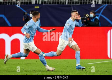 Dortmund, Deutschland. April 2021. Phil Foden (R) von Manchester City feiert nach einem Tor bei einem Viertelfinale der UEFA Champions League zwischen Borussia Dortmund und Manchester City am 14. April 2021 in Dortmund, Deutschland. Quelle: Joachim Bywaletz/Xinhua/Alamy Live News Stockfoto