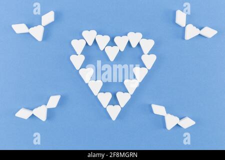 Dekor White Sugar Heart formt Blockwürfel in herzförmiger Form mit Engeln auf blauem Hintergrund. Ich liebe das süße Konzept Stockfoto