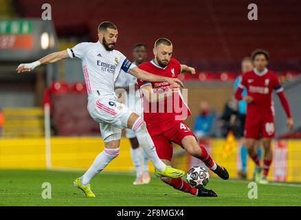 Liverpool. April 2021. Nathaniel Phillips (R) von Liverpool fordert Karim Benzema von Real Madrid während des UEFA Champions League-Viertelfinales 2. Etappe zwischen Liverpool und Real Madrid am 14. April 2021 in Anfield in Liverpool, Großbritannien, heraus. Quelle: Xinhua/Alamy Live News Stockfoto