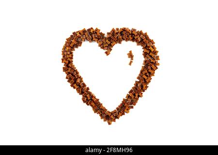 Getrocknetes Tier Haustier Hundefutter in Herzform isoliert auf weißem Hintergrund . Hund liebt Trockenfutter Kekse Stockfoto