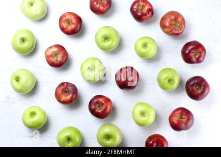 Red Delicious und Oma smith Äpfel. Flache Schicht. Gesundes Essen und saftiges Fruchtkonzept Stockfoto