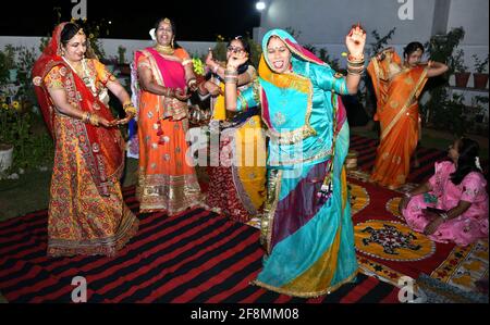 Beawar, Indien. April 2021. Rajasthani-Frauen tanzen, während sie Sinjara am Vorabend des Gangaur Teej-Festivals in Beawar feiern. Während des Gangaur-Festes beten verheiratete Frauen und unverheiratete Mädchen die Hindu-Göttin Gauri an, die Gemahlin des Herrn Shiva. (Foto: Sumit Saleswat/Pacific Press) Quelle: Pacific Press Media Production Corp./Alamy Live News Stockfoto