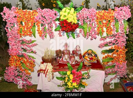 Beawar, Indien. April 2021. Idole des hinduistischen Gottes Isar und Gaura, die während der Sinjara-Feierlichkeiten am Vorabend des Gangaur-Teej-Festivals in Beawar mit Blumen geschmückt wurden. Während des Gangaur-Festes beten verheiratete Frauen und unverheiratete Mädchen die Hindu-Göttin Gauri an, die Gemahlin des Herrn Shiva. (Foto: Sumit Saleswat/Pacific Press) Quelle: Pacific Press Media Production Corp./Alamy Live News Stockfoto