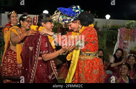 Beawar, Indien. April 2021. Indische Mädchen, die als Lord Krishna und Göttin Radha verkleidet sind, feiern Sinjara am Vorabend des Gangaur Teej Festivals in Beawar. Während des Gangaur-Festes beten verheiratete Frauen und unverheiratete Mädchen die Hindu-Göttin Gauri an, die Gemahlin des Herrn Shiva. (Foto: Sumit Saleswat/Pacific Press) Quelle: Pacific Press Media Production Corp./Alamy Live News Stockfoto