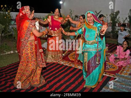 Beawar, Indien. April 2021. Rajasthani-Frauen tanzen, während sie Sinjara am Vorabend des Gangaur Teej-Festivals in Beawar feiern. Während des Gangaur-Festes beten verheiratete Frauen und unverheiratete Mädchen die Hindu-Göttin Gauri an, die Gemahlin des Herrn Shiva. (Foto: Sumit Saleswat/Pacific Press) Quelle: Pacific Press Media Production Corp./Alamy Live News Stockfoto