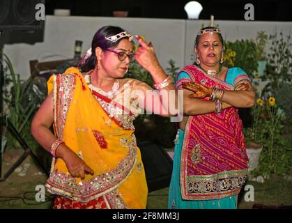 Beawar, Indien. April 2021. Rajasthani-Frauen tanzen, während sie Sinjara am Vorabend des Gangaur Teej-Festivals in Beawar feiern. Während des Gangaur-Festes beten verheiratete Frauen und unverheiratete Mädchen die Hindu-Göttin Gauri an, die Gemahlin des Herrn Shiva. (Foto: Sumit Saleswat/Pacific Press) Quelle: Pacific Press Media Production Corp./Alamy Live News Stockfoto