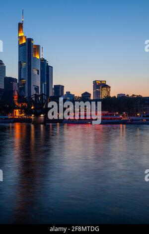 Skyline in der Abenddämmerung über dem Main, Frankfurt am Main, Deutschland Stockfoto