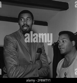 Wilt Chamberlain und Jim Brown um die 1970er Jahre Credit: Ralph Dominguez/MediaPunch Stockfoto