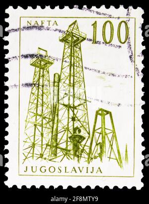 MOSKAU, RUSSLAND - 30. SEPTEMBER 2019: Die in Jugoslawien gedruckte Briefmarke zeigt die Serie Oil-Well Derricks, Engineering and Architecture, um 1961 Stockfoto