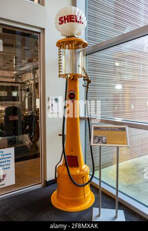 Eine antike, sichtbare Benzinpumpe der Shell Oil Company, die im Elliott Museum auf der Hutchinson Island in Stuart, Florida, USA, ausgestellt ist. Stockfoto