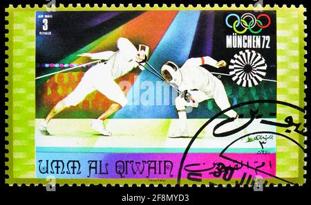 MOSKAU, RUSSLAND - 4. OKTOBER 2019: Briefmarke gedruckt in Umm Al Quwain zeigt Fechten, Olympische Sommerspiele 1972, München Serie, um 1971 Stockfoto