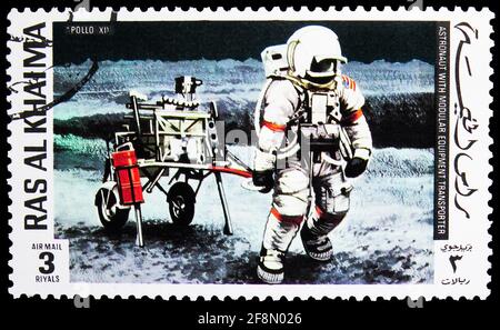 MOSKAU, RUSSLAND - 4. OKTOBER 2019: Die in Ras Al Khaimah gedruckte Briefmarke zeigt Astronaut mit Transporter, Serie Apollo 14, um 1972 Stockfoto