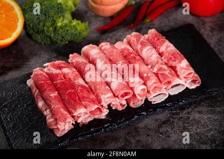 Nahaufnahme von Lammbrötchen auf dem Tisch mit frischem Gemüse Im Hintergrund Stockfoto