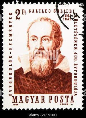 MOSKAU, RUSSLAND - 30. SEPTEMBER 2019: In Ungarn gedruckte Briefmarke zeigt Galileo Galilei (1564-1642) Naturforscher, Personalities Serie, um 1964 Stockfoto