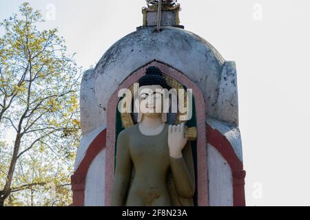 Buddha-Statue in Shreenagar, Tansen, Palpa, Nepal, von wo aus Sie die landschaftliche Schönheit rund um Tansen, Palpa, bewundern können. Stockfoto