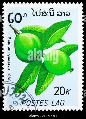 MOSKAU, RUSSLAND - 4. OKTOBER 2019: Die in Laos gedruckte Briefmarke zeigt Psidium Guajava, Obstserie, um 1989 Stockfoto