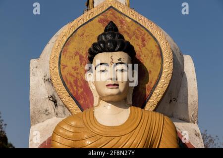 Buddha-Statue in Shreenagar, Tansen, Palpa, Nepal, von wo aus Sie die landschaftliche Schönheit rund um Tansen, Palpa, bewundern können. Stockfoto