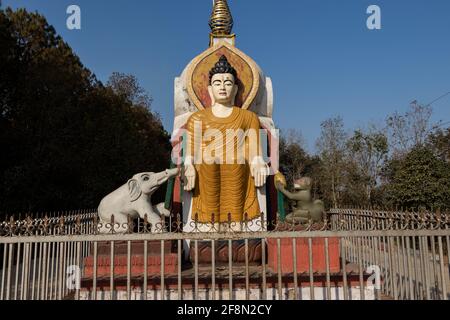 Buddha-Statue in Shreenagar, Tansen, Palpa, Nepal, von wo aus Sie die landschaftliche Schönheit rund um Tansen, Palpa, bewundern können. Stockfoto