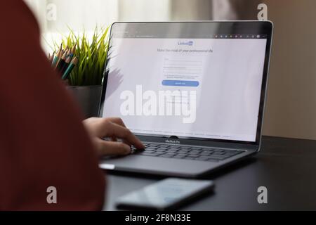 CHIANG MAI, THAILAND, APR 10, 2021 : EINE Frau, die macbook pro mit LinkedIn auf dem Bildschirm nutzt.LinkedIn ist ein Web-Portal zum Teilen von Fotos Stockfoto