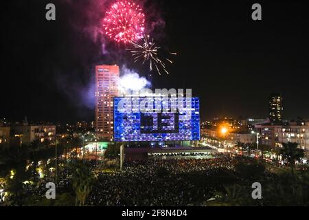 (210415) -- TEL AVIV, 15. April 2021 (Xinhua) -- die Menschen beobachten ein Feuerwerk während einer Show zum 73. Unabhängigkeitstag Israels in Tel Aviv, Israel, am 14. April 2021. (Gideon Markowicz/JINI über Xinhua) Stockfoto