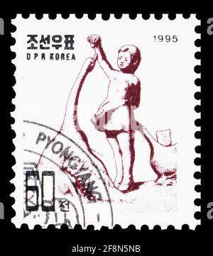 MOSKAU, RUSSLAND - 4. OKTOBER 2019: In Korea gedruckte Briefmarke zeigt Mädchen und Gänse, Skulpturen der Kinderserie, 60 Nordkoreanischer chon, um 1995 Stockfoto