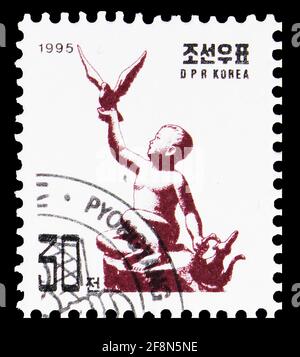 MOSKAU, RUSSLAND - 4. OKTOBER 2019: In Korea gedruckte Briefmarke zeigt Junge und Taube, Skulpturen der Kinderserie, 30 Nordkoreanischer chon, um 1995 Stockfoto