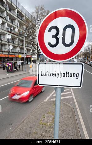 Berlin, Deutschland. April 2021. Ein Verkehrsschild weist auf eine Geschwindigkeitsbegrenzung von 30 km/h. hin Darunter hängt ein Schild mit der Aufschrift 'Luftreinatmung'. Auch die Bundes- und Landesverkehrsminister wollen auf ihrer regelmäßigen Frühjahrstagung am Donnerstag (15.04.2021) eine Lösung für die seit über einem Jahr blockierte Änderung der Straßenverkehrsordnung diskutieren. Quelle: Fabian Sommer/dpa/Alamy Live News Stockfoto