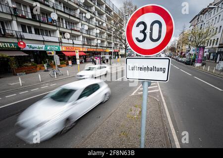 Berlin, Deutschland. April 2021. Ein Verkehrsschild weist auf eine Geschwindigkeitsbegrenzung von 30 km/h. hin Darunter hängt ein Schild mit der Aufschrift 'Luftreinatmung'. Auch die Bundes- und Landesverkehrsminister wollen auf ihrer regelmäßigen Frühjahrstagung am Donnerstag (15.04.2021) eine Lösung für die seit über einem Jahr blockierte Änderung der Straßenverkehrsordnung diskutieren. Quelle: Fabian Sommer/dpa/Alamy Live News Stockfoto