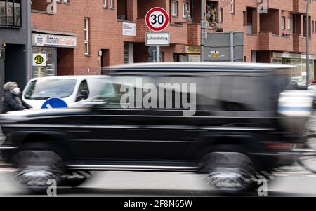 Berlin, Deutschland. April 2021. Ein Verkehrsschild weist auf eine Geschwindigkeitsbegrenzung von 30 km/h. hin Darunter hängt ein Schild mit der Aufschrift 'Luftreinatmung'. Auch die Bundes- und Landesverkehrsminister wollen auf ihrer regelmäßigen Frühjahrstagung am Donnerstag (15.04.2021) eine Lösung für die seit über einem Jahr blockierte Änderung der Straßenverkehrsordnung diskutieren. Quelle: Fabian Sommer/dpa/Alamy Live News Stockfoto