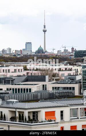 Berlin, Deutschland. April 2021. Apartments vor dem Berliner Fernsehturm. Das Bundesverfassungsgericht veröffentlicht am Donnerstagmorgen (15.04.2021) seine Entscheidung über die umstrittene Berliner Mietgrenze. Quelle: Fabian Sommer/dpa/Alamy Live News Stockfoto