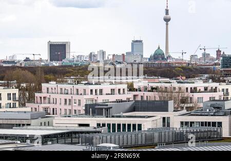 Berlin, Deutschland. April 2021. Apartments vor dem Berliner Fernsehturm. Das Bundesverfassungsgericht veröffentlicht am Donnerstagmorgen (15.04.2021) seine Entscheidung über die umstrittene Berliner Mietgrenze. Quelle: Fabian Sommer/dpa/Alamy Live News Stockfoto