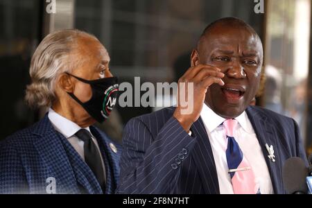 New York, Usa. April 2021. Rechtsanwalt Ben Crump, der die Familie von Daunte Wright vertritt, spricht während der National Action Network Convention auf einer Pressekonferenz in Midtown Manhattan. Anwesend sind die Mütter von Männern, die von der Polizei getötet wurden. Lesley McSpadden, Mutter von Michael Brown, Gwen Carr, Mutter von Eric Garner, Sybrina Fulton, Mutter von Trayvon Martin und Sequette Clark, Mutter von Stephon Clark. (Foto von J Lamparski/SOPA Images/Sipa USA) Quelle: SIPA USA/Alamy Live News Stockfoto