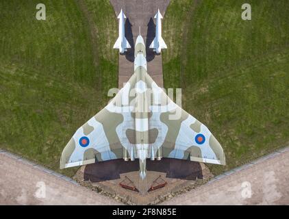 Newark Air Museum Nottingham Avro Vulcan Delta-Flügel des Kalten Krieges 50er Jahre 60er Jahre British Nuclear Strategic Defense Bomberflugzeug mit Bomben Auf dem Display Stockfoto