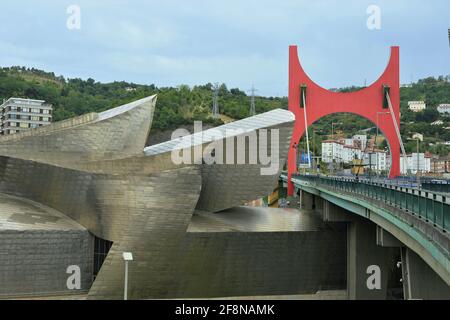 Museum Guggenheim Bilbao am Ufer der Ria de Bilbao oder Nervion River Spain Stockfoto