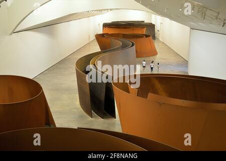 Museum Guggenheim Bilbao am Ufer der Ria de Bilbao oder Nervion River Spain Stockfoto