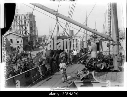 Konstantinopel Loading up buffalos; Konstantinopel, heutiges Istanbul, Türkei; Fotograf: 15 cm Haubitzenbatterie. Stockfoto