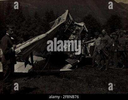 Der zerschmetterte Flieger der Letharter würdevoll auf 8.6.1917 Flugblättern des Plenners der Fliegergesellschaft 15 vor den Artilleriekästen in Brixen. Neben dem Wrack sammelte der mitgesammelte Beobachter Oberleutnant Hunter, der mit einigen Abschürfungen davonkam. . Stockfoto