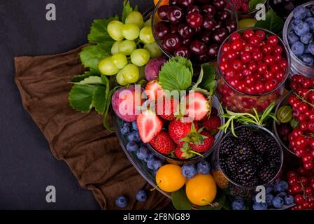 Blüten von Narzissen auf schwarzem Hintergrund Stockfoto