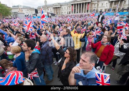 Eine große Menschenmenge versammelte sich auf dem Trafalgar Square, um einem riesigen Fernseher zuzusehen, in dem ihre Königliche Hoheit, Königin Elizabeth ii., die Feierlichkeiten zum Diamantenjubiläum gezeigt wurde. Trafalgar Square, London, Großbritannien. 5 Juni 2012 Stockfoto