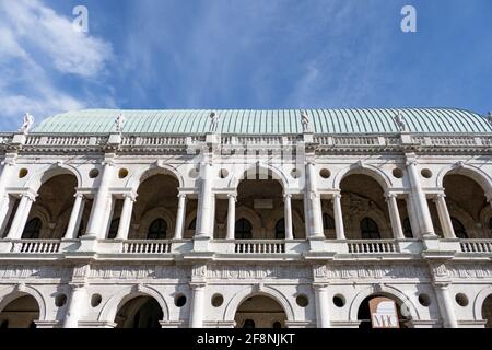 Aufnahme einer Palladio-Basilika mit Bögen, Säulen und Statuen unter blauem Himmel in Italien Stockfoto