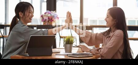 Geschäftsleute heben die Hände zusammen mit Freude und erfolgreichen Unternehmern und Geschäftsleuten, die Ziele erreichen. Stockfoto