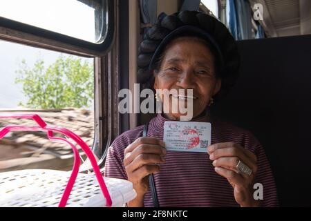 (210415) -- XICHANG, 15. April 2021 (Xinhua) -- EINE Fahrgast zeigt ihr Ticket im Zug 5634 in der südwestlichen chinesischen Provinz Sichuan, 12. April 2021. Während moderne Hochgeschwindigkeitszüge an neuen Bahnhöfen in ganz China vorbeifahren, fahren noch immer zwei langsamere Züge durch die Daliang Mountains. Die 5633/5634 Züge verkehren zwischen Puxiong und Panzhihua in der Provinz Sichuan mit einer Durchschnittsgeschwindigkeit von weniger als 40 km pro Stunde. Die Fahrt mit 26 Stationen dazwischen dauert elf Stunden und vier Minuten, die Fahrkartenpreise reichen von 2 Yuan bis 25.5 Yuan (etwa 0.3-3.9 US-Dollar). Die langsamen Züge sen Stockfoto