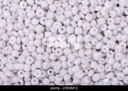 Weiße Perlen auf dem weißen Hintergrund Hintergrund Nahaufnahme, Makro, machen Perlen Halskette Stockfoto