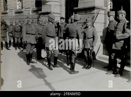Erzherzog Karl besuchte 15.10.1916 das Armeekommando Falkenhayn in Brasso (Kronstadt), Präsentation der Offiziere des Armeekommandos Erzherzog Karl war ab Juni 1916, Oberbefehlshaber eines Unterabschnitts der Ostfront und kommandierte mehrere Armeen zwischen Brody und den Karpaten. Als Teil dieses Kommandanten inspizierte Erzherzog Karl seine zugehörigen Einheiten. Stockfoto