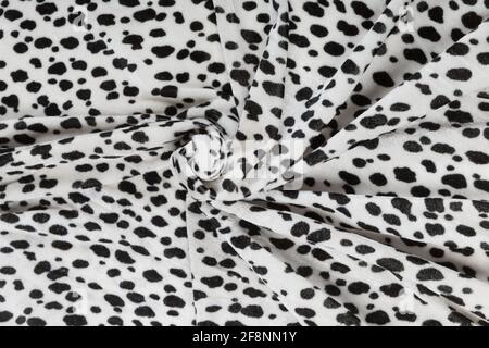 Farbiger schwarzer Textil-Satin-Stoff in Falten und Wellen gefaltet Mit Highlights und Textur schimmert im Licht Stockfoto