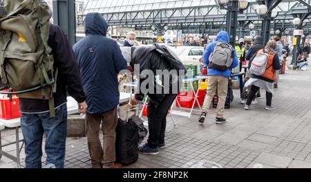 Hamburg, Deutschland. April 2021. Freiwillige einer Bürgerinitiative verteilen am Hamburger Hauptbahnhof Lebensmittel an Obdachlose und Bedürftige. Quelle: Markus Scholz/dpa/Alamy Live News Stockfoto